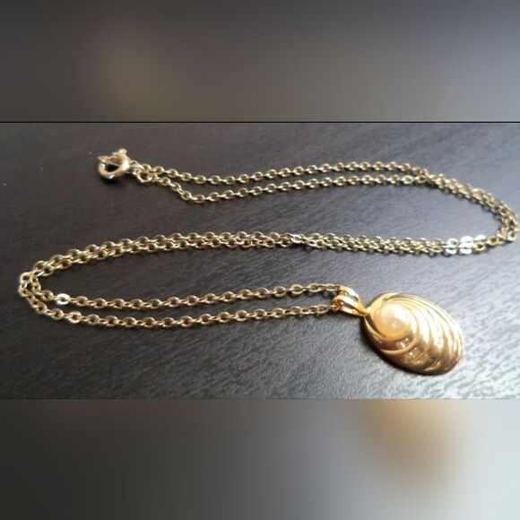 VINTAGE ESTATE PEARL SHELL GOLD TONE 18" NECKLACE - Picture 1 of 2
